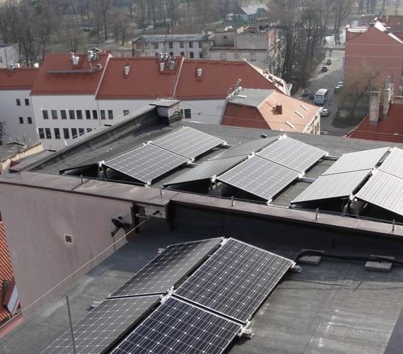 Instalacje fotowoltaiczne na dachach budynków w centrum Legnicy. Fot. WFOŚiGW we Wrocławiu