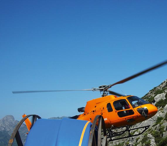 Fot. 1. Dostarczenie helikopterem bębna z rękawem na miejsce renowacji