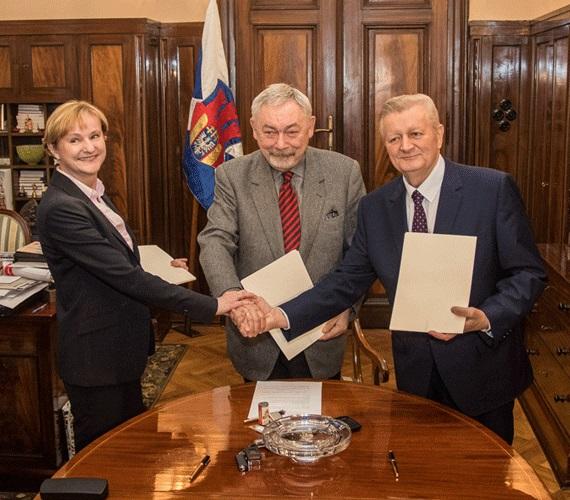 Od lewej: dr Kari Nygaard, prezydent Jacek Majchrowski i prof. Tadeusz Słomka.
Fot. krakow.pl