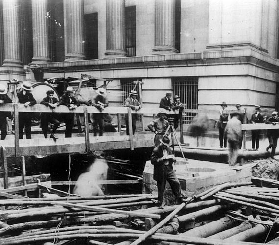 FOT. 1. Nowy Jork, początek XX w. – słynne zdjęcie ukazujące zagęszczenie przewodów infrastruktury podziemnej w skrzyżowaniu ulic (źródło: Consolidated Edison Company of New York, Inc.)