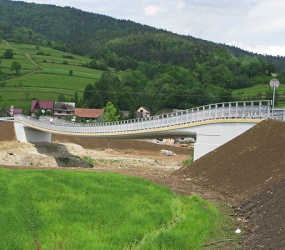 Pierwsza w Polsce kładka pieszo-jezdna o konstrukcji wstęgowej z betonu sprężonego