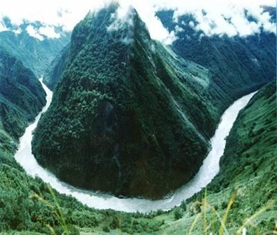 Rzeka Brahmaputra i jej wielki \"zakręt\". Fot. horizonspeaks.wordpress.com