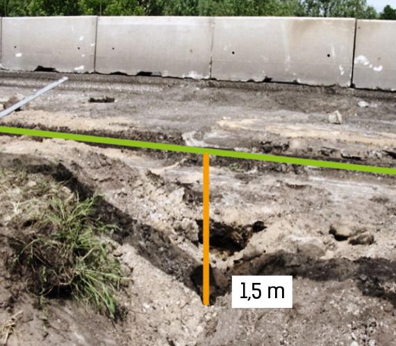 FOT. 1a. Nadlewki deformacyjne asfaltu (1,5 m) starego korpusu w rejonie przepustu