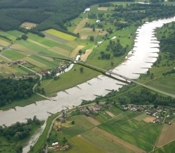 Wizualizacja mostu przez Odrę. Zdjęcie z wysokości 800 m. Fot. z archiwum 
Urzędu Marszałkowskiego Województwa Dolnośląskiego 