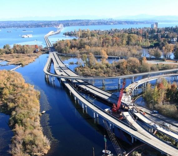 Nowy most pontonowy powstający obok starego. Fot. Washington State Dept of Transportation