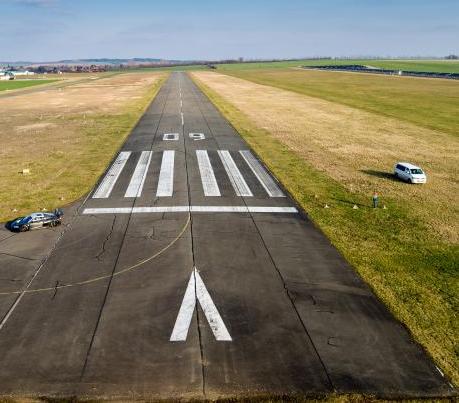runway-1227526_1920