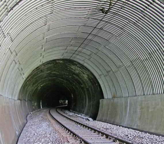 Fot. 1. Tunel w Kamionce Wielkiej po zakończeniu robót remontowych - widok ogólny zabezpieczonego wnętrza tunelu.