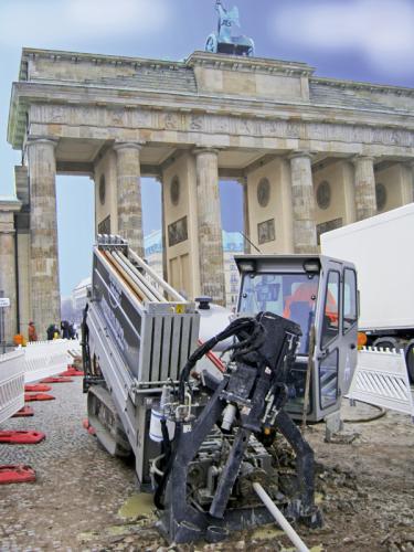 Photo 1.
The Grundodrill 15N carrying out
a trenchless pipe installation project
in front of the Brandenburger Tor