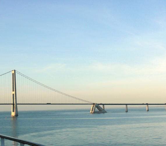 Fot. 1. Most nad cieśniną Sund łączący Kopenhagę z Malmö w Szwecji – widok z promu (fot. J. Sadowski)