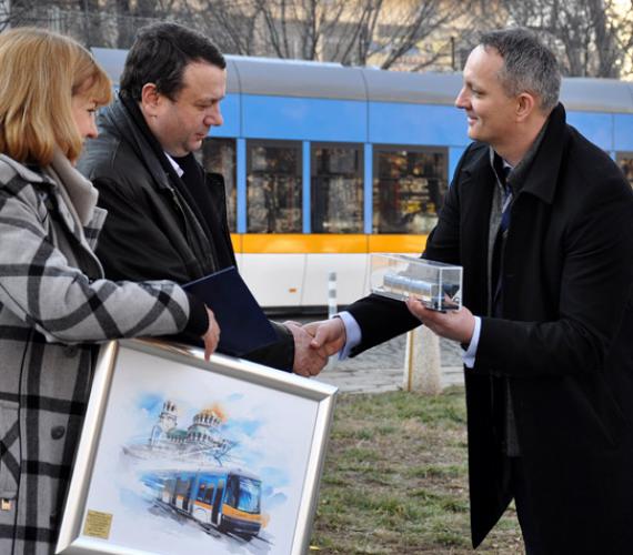 Przekazanie tramwaju odbiorcy w Sofii. Fot. Pesa S.A.