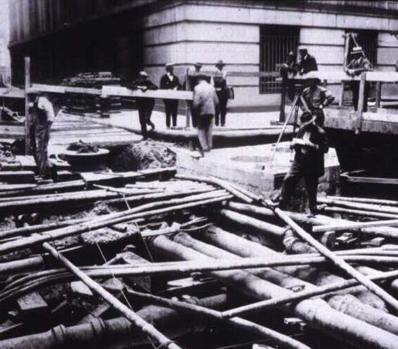 FOT. 1. Nowy Jork, początek XX w. – słynne zdjęcie ukazujące zagęszczenie przewodów infrastruktury podziemnej w skrzyżowaniu ulic (źródło: Consolidated Edison Company of New York, Inc.)