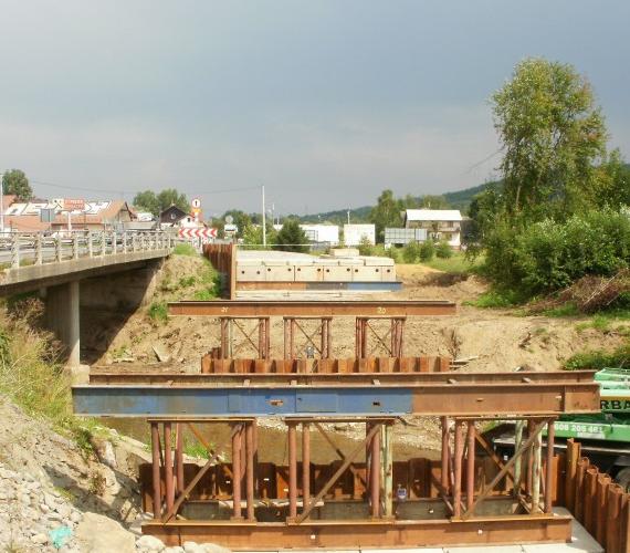 Budowa mostu tymczasowego w Biertowicach. Fot. GDDKiA o. Kraków