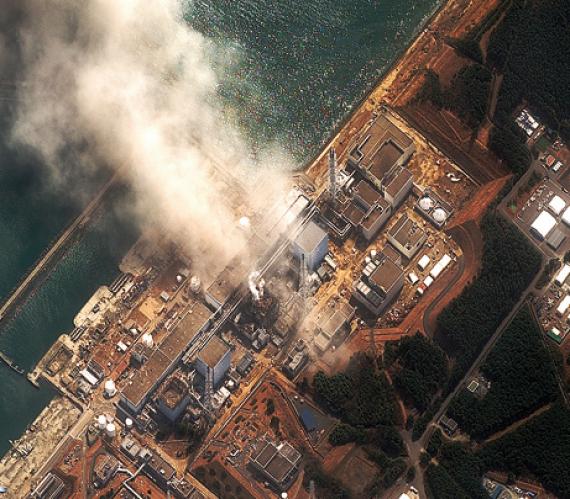 Uszkodzona przez trzęsienie ziemi i tsunami elektrownia atomowa Fukushima I Źródło zdjęcia: DigitalGlobe