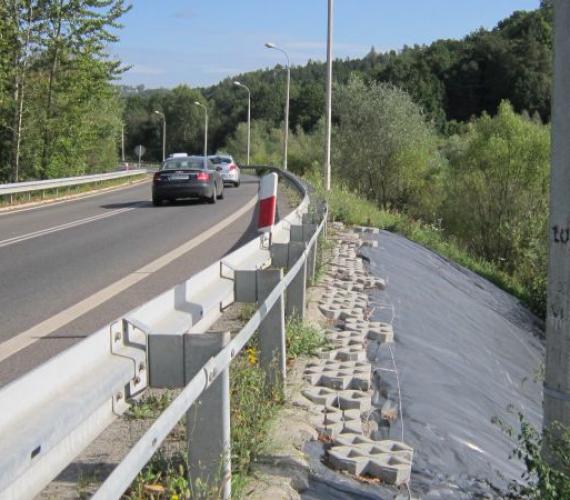 Tymczasowe zabezpieczenie osuwiska w Głogoczowie. Fot. z archiwum Skanska S.A.