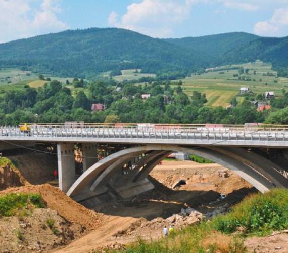 Fot. 1. Most łukowy w ciągu DE S7 Kraków-Zakopane, m. Lubień, z fundamentami mikropalowymi, arch. TITAN POLSKA