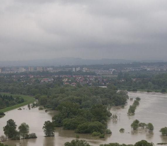 Widok na Wisłę z zamku w Przegorzałach w czasie letniej powodzi w Krakowie. Fot. inzynieria.com