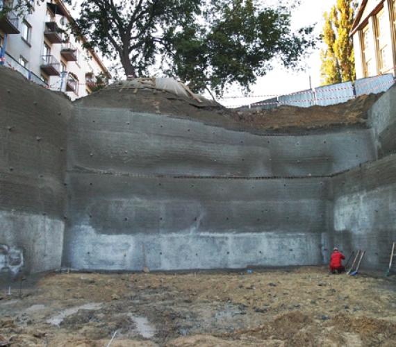 Fot. 1. Wzmocnienie głębokiego wykopu zabudowy śródmiejskiej techniką gwoździowania i zbrojonego betonu natryskowego