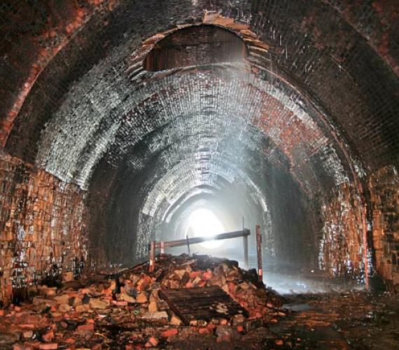 Dawny tunel kolejowy (2,3 km) ma być udostępniony rowerzystom. Fot. Queensbury Tunnel Society