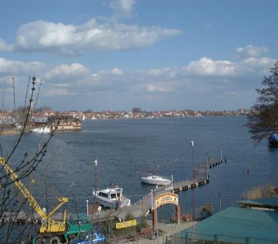 Jezioro i port w Mikołajkach. Fot. Wikipedia.org