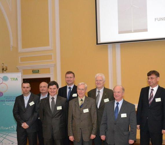 Od lewej: Przemysław Pielach, Dariusz Sobala, Edward Marcinków, Piotr Rychlewski, Bolesław Kłosiński, Krzysztof Grzegorzewicz, Kazimierz Gwizdała, Przemysław Nowak / Źródło: IBDiM