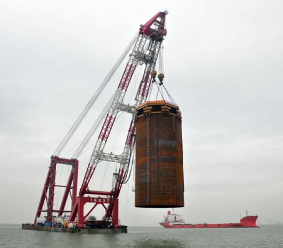 Fot. 1. Transport pływającym żurawiem o udźwigu 1600 ton, ze statku do miejsca wbudowania w grodzę, rury stalowej 
średnicy 22,0 m, długości 40,5 m 
(źródło internet: 
Construction of Hong Kong 
? Zhuhai ? Macao bridge)