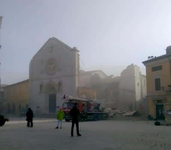 Kolejne trzęsienie ziemi we Włoszech. Fot. @EDWARDPENTIN/TWITTER