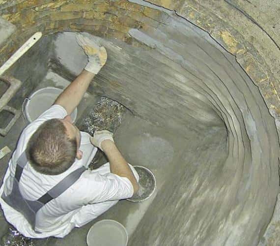 Uszczelnianie konstrukcji studni rewizyjnej przy pomocy zaprawy mineralnej