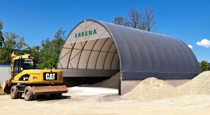 Hale namiotowe zamontowane na ścianach z bloków betonowych jako element zaplecza magazynowego. Fot. mat. własne