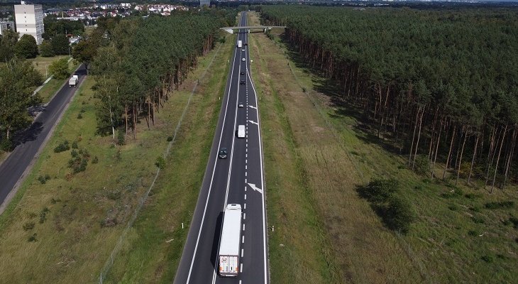 Południowa obwodnica Torunia została zbudowana dwie dekady temu w standardzie drogi ekspresowej jednojezdniowej. Fot. GDDKiA