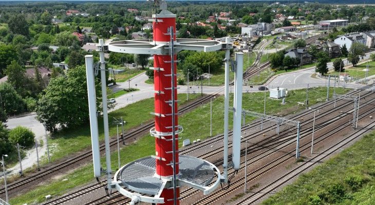 Maszt GSM-R przy linii kolejowej. Fot. Paweł Mieszkowski/PKP PLK
