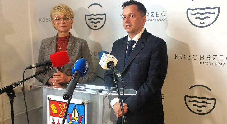 Prezydent Kołobrzegu Anna Miecznikowska oraz prezes Wód Polskich Mateusz Balcerowicz. Fot. Wody Polskie