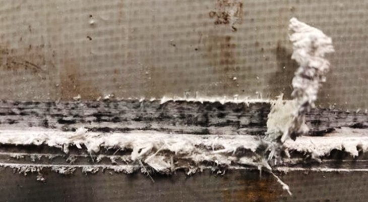 FOT. 1. | Uszkodzenie powierzchniowe warstwy laminatowej