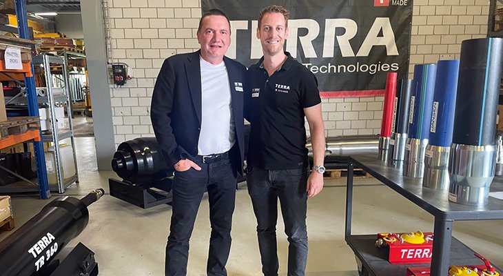 FOT. 1. | Od lewej: Tomasz Derwich (prezes DTA PLUS) oraz Benjamin Jenne (CEO TERRA Trenchless Technologies). Fot. TERRA