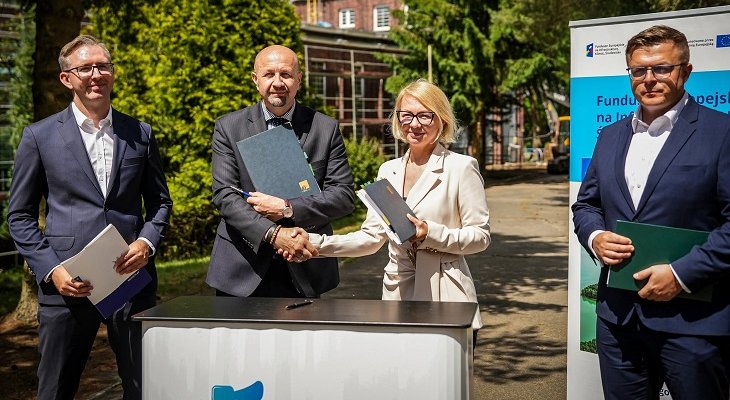Na pierwszym planie Robert Gajda, zastępca prezesa NFOŚiGW, oraz Patrycja Wolińska–Bartkiewicz, prezes ZWiK