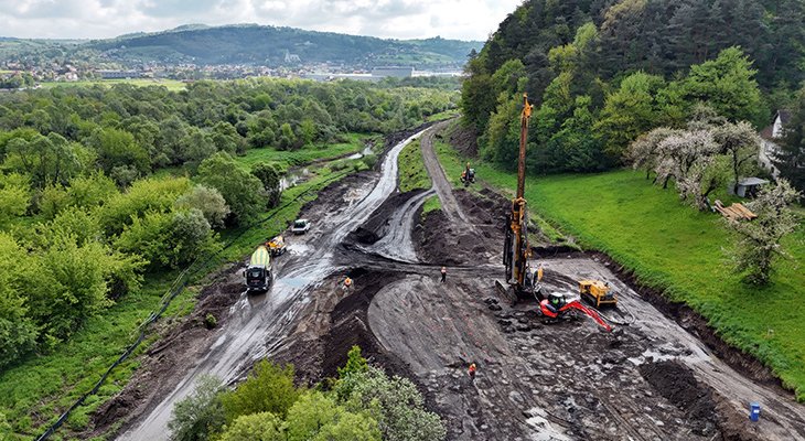 FOT. 1. | Prace przy wzmacnianiu gruntu obok stacji w Marcinkowicach. Fot. Piotr Hamarnik/PKP PLK
