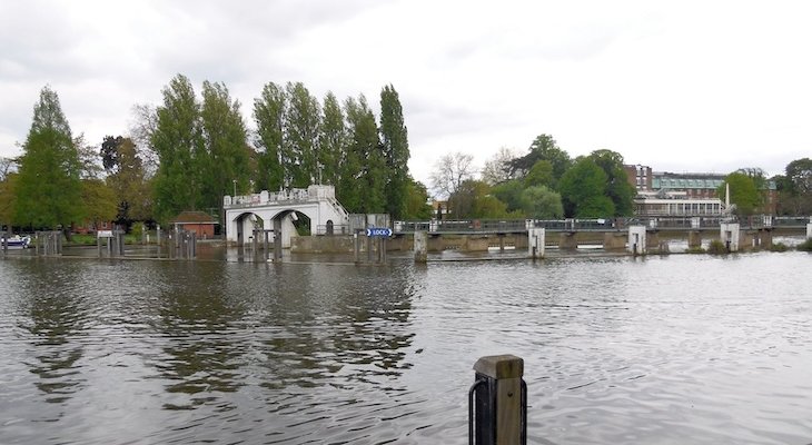 Teddington Weir na Tamizie, miejsce projektu Thames Water. Fot. Paul Gillett/Geograph/ Wiki Commons