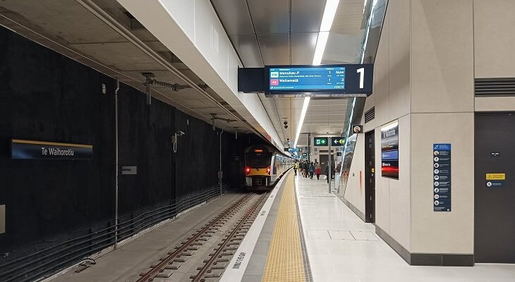 Pociąg na stacji Te Waihorotiu w dniu uruchomienia kolei City Rail Link w Nowej Zelandii. Fot. Confuciou/Wiki Commons