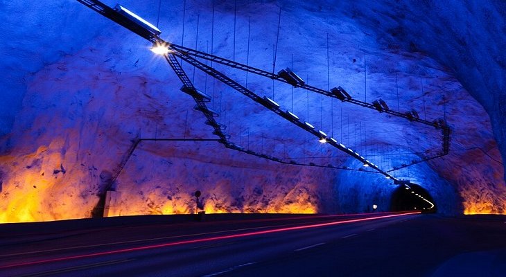 Lærdalstunnelen (Norwegia), najdłuższy tunel drogowy świata. Fot. Markus Trienke/Wiki Commons, CC BY-SA 2.0