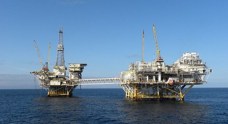 Kontrakty za 1,75 mld dolarów obejmują trzy państwa, ciężki moduł offshore, 14 odwiertów oraz podmorską infrastrukturę. Fot. Połączone platformy produkcyjna i procesowa offshore – zdjęcie ilustracyjne, Bureau of Safety and Environmental Enforcement/Wiki Commons
