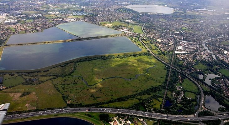 Obwałowane zbiorniki wodne w południowo-wschodniej Anglii To tutaj powstanie przeprojektowany White Horse Reservoir mieszczący 150 mln m³ wody. Fot. Andreas Praefcke/Wiki Commons