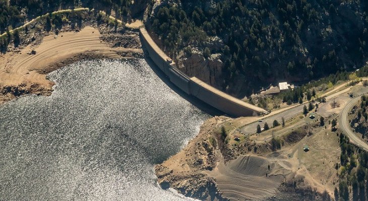 Sąd usunął legislacyjną przeszkodę na drodze do rozbudowy Gross Reservoir w USA. Zaporę podwyższono o 40 m, a pojemność zbiornika wzrośnie do 147 mln m³. Fot. Mitch Tobin/WaterDesk.org, Lighthawk