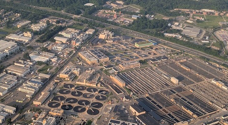 Kapsztad rozpoczął przetarg na instalację odzysku wody, której wydajność wyniesie  70 tys. m³/d. Fot. Oczyszczalnia Blue Plains z lotu ptaka, Waszyngton. Aut: Sdkb, CC BY-SA 4.0