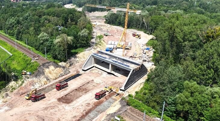 Wiadukt WK-1 dla trasy N-S zbudowano obok torów i przesunięto na miejsce. Fot. VINCI Construction