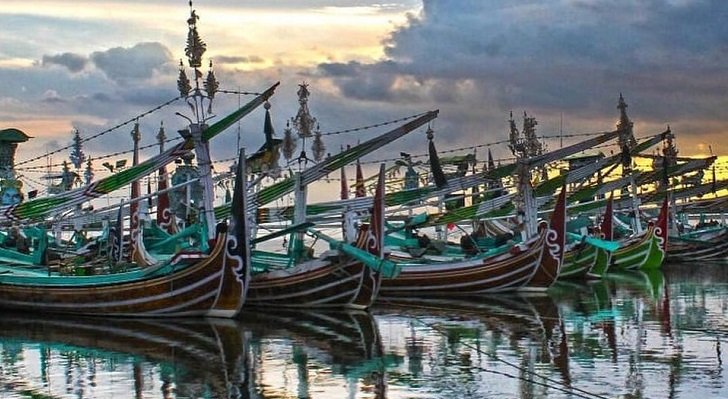 Port Pengambengan na Bali rozpoczyna rozbudowę, a ramach przewidziano nowe falochrony, nabrzeża i pogłębianie. Fot. Imadedana, CC BY-SA 4.0, kadr