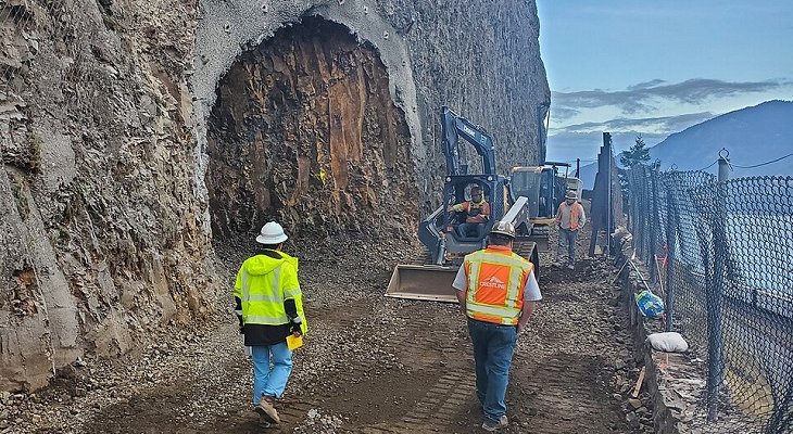 Drążenie tunelu metodą strzałową – wiercenie otworów i odstrzał skały. Fot. Oregon Department of Transportation / Western Federal Lands, CC BY 2.0.