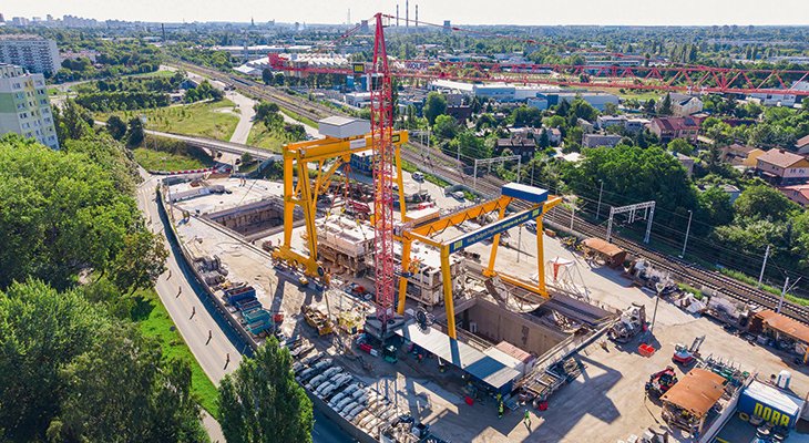 FOT. 1. | Montaż maszyny TBM, która wydrąży tunel dla kolei dużych prędkości. Fot. CPK