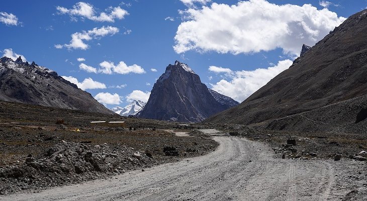 Inidie: droga przez Himalaje w regionie Ladakh. Fot. Timothy A. Gonsalves, CC BY-SA 4.0; kadr.