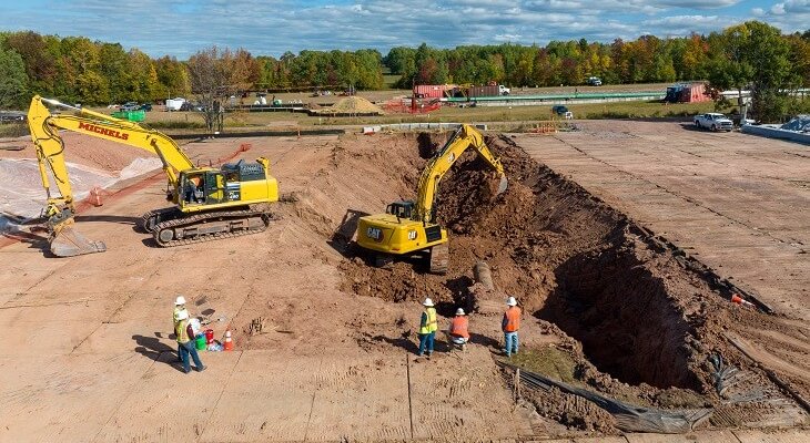Pożary i wycieki płuczki wśród zarzutów wobec wykonawców rurociągu Line 5 w USA.  Roboty przy budowie obejścia uszkodzonego odcinka rurociągu Line 5 koło Saxon. Fot. Enbridge, press; kadr