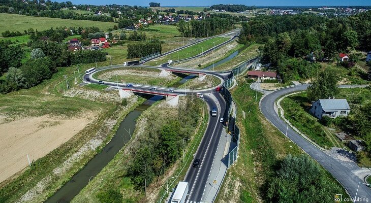 Wybrano projektantów odcinka sądeczanki Okocim-Uszew i rozbudowy S6 Straszyn-Rusocin. Fot. DK75, Łącznik Brzeski, widok z drona. Aut. GDDKiA; kadr