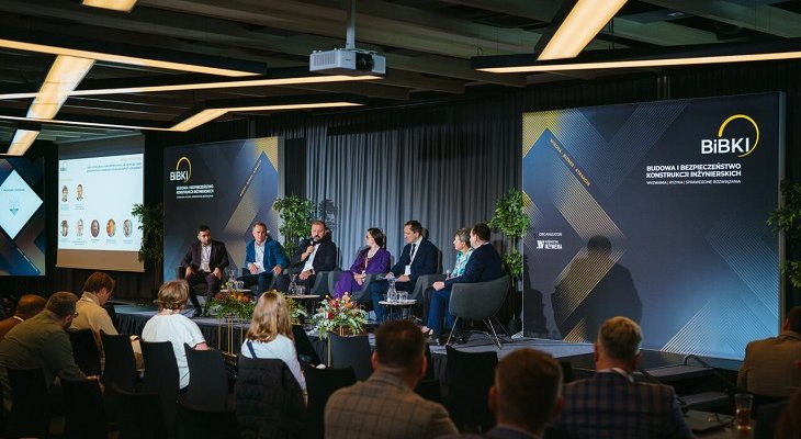 Panel podsumowujący I Konferencję „Budowa i Bezpieczeństwo Konstrukcji Inżynierskich”. Od lewej: Karol Wachowicz (Leica Geosystems), Zbigniew Szweda (GDDKiA), Michał Sołtysik (Soley), Anna Lenart (DMT Engineering), dr hab. inż. Grzegorz Kacprzak, prof. PW (Politechnika Warszawska), prof. dr hab. inż. Joanna Bzówka (Politechnika Śląska) oraz prof. dr hab. inż. Paweł Popielski (Politechnika Warszawska). Fot. Quality Studio dla inzynieria.com